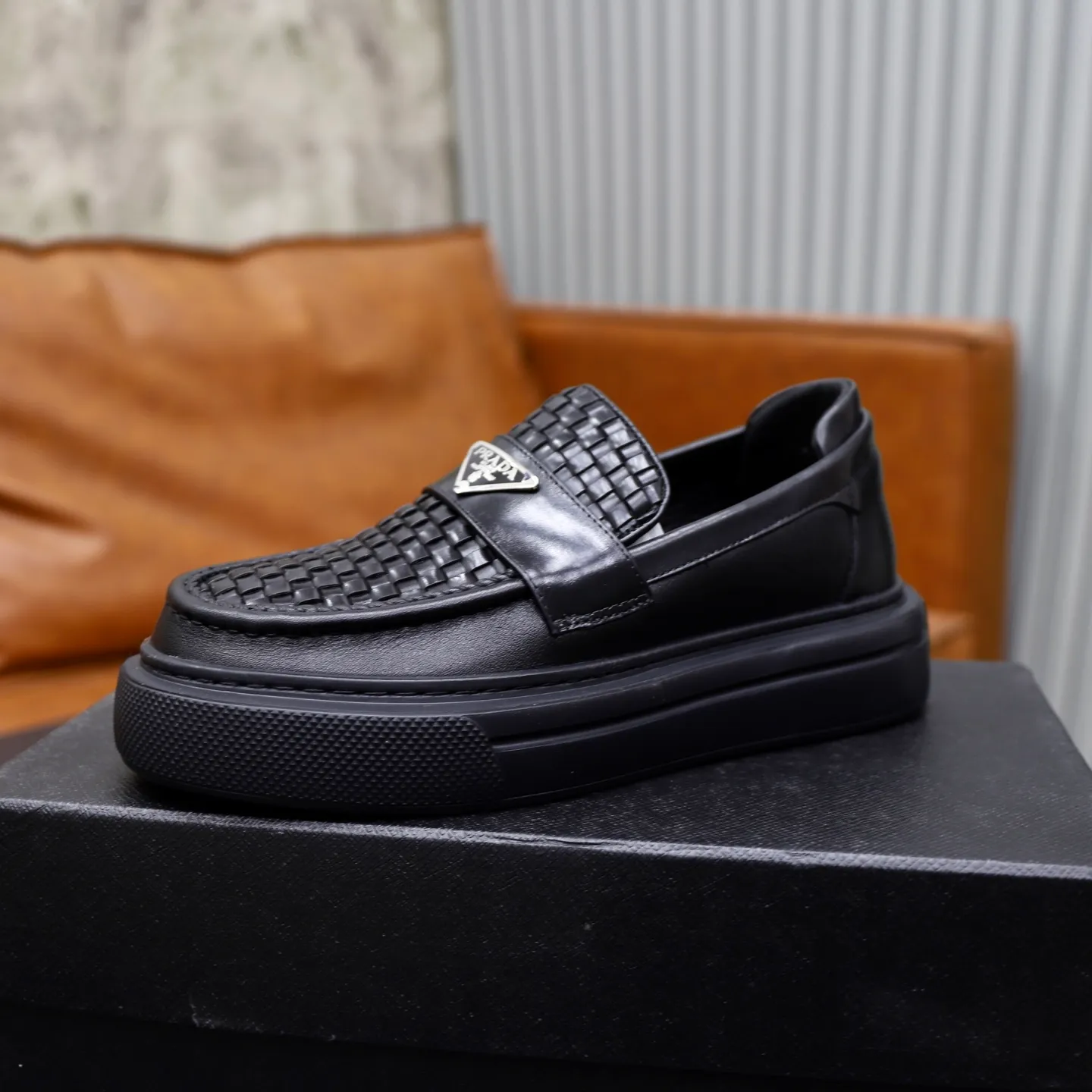 Ex-factory price: 500💰🙅‍♂️🙅‍♂️🙅‍♂️ Brand: PRADA Standard code: Men's code 38-44 (45 can be customized) Grade: Same style as the official website Original order quality Material: Original cowhide surface Comfortable lining Original outsole Style category: Men's fashionable casual leather shoes Distinguished big-name luxury elements Top luxury Color: Color of the actual picture
